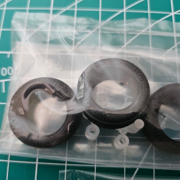 Aoshima 1/24 Wire Wheel Silver Plated 13 Inch Tire & Wheel Set - Picture 3 of 5